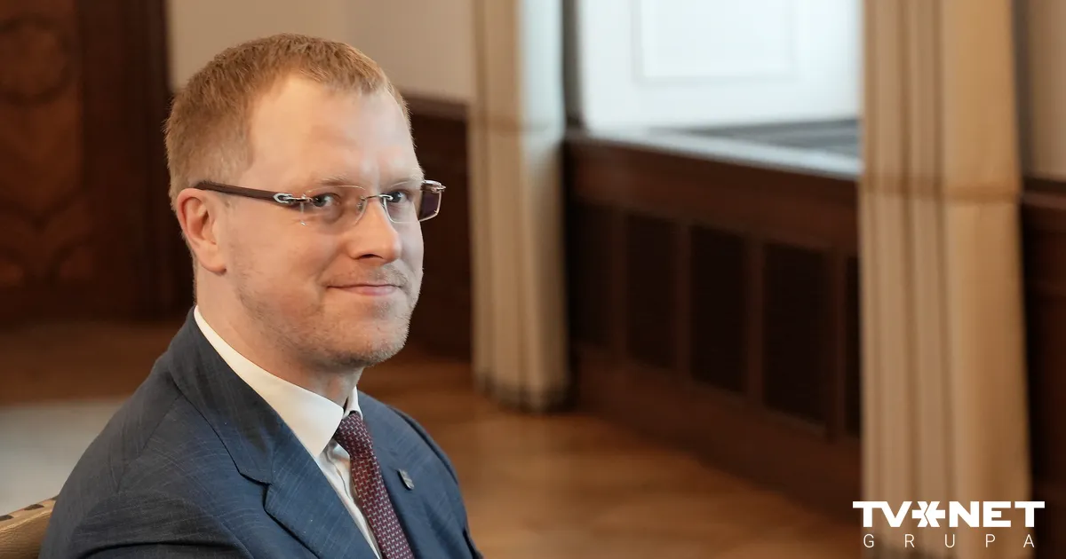 Elksniņš joprojām neatklāj, vai saņēmis pielaidi valsts noslēpumam