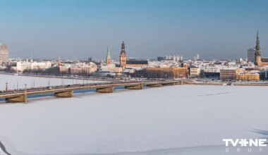 Daugavā zem tiltiem ledus ir bīstams