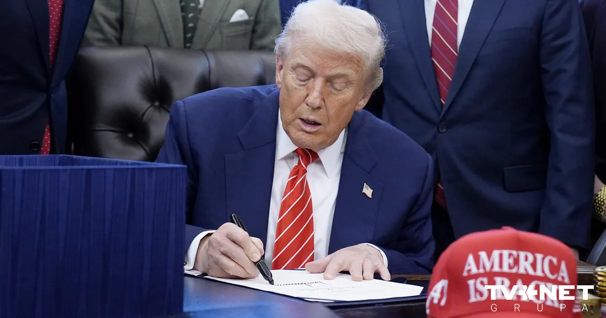 ASV Muitas un robežapsardzes aģents vēro, kā demonstranti pulcējas pie vietas, kur, kā apgalvo valsts un vietējās iestādes, federālie aģenti no rīta nogalinājuši vīrieti Mineapolē, Minesotā, 2026. gada 24. janvārī.