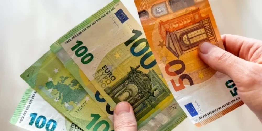 Zināms, kāds ir Latvijas vispārējais parāds uz vienu iedzīvotāju