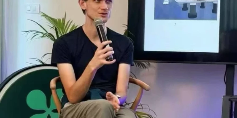 Kriptovalūtas “Ethereum" radītājs Buterins kriptokonferencē pārsteidz ar "bomža" izskatu