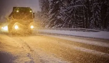 Latvijas ceļus klāj sniegs un apledojums; satiksme apgrūtināta, aicina būt uzmanīgiem