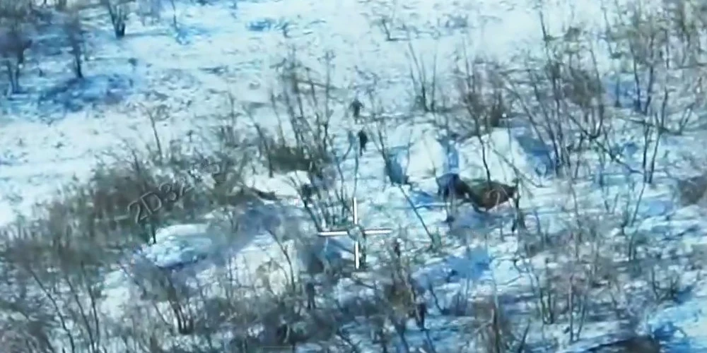 ukraiņu dronu vienība izglābj savus biedrus no gūsta, likvidējot viņus ielenkušos okupantus