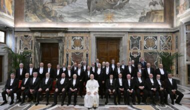 Pāvests pieņem audiencē savus tuvākos kalpotājus