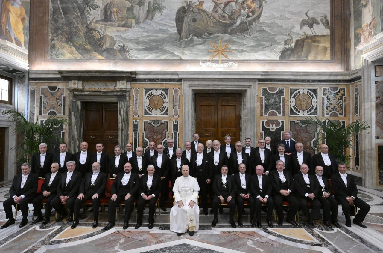 Pāvests pieņem audiencē savus tuvākos kalpotājus