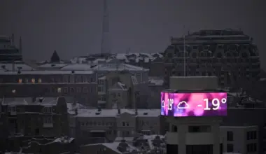 TEKSTA TIEŠRAIDE. Krievijas karš Ukrainā: izmantojot stindzinošo salu Kijivā, krievi ar raķetēm un droniem cenšas naktī nosaldēt iedzīvotājus - Jauns.lv