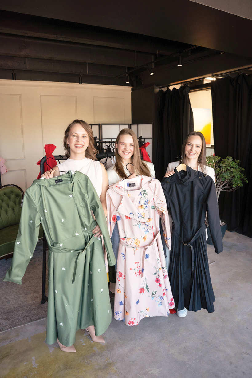 Māsas Zane (no kreisās), Zanda un Zaiga gandrīz visus saražotos lietusmēteļus pārdod internetā. Tos valkā arī amerikāņi. Foto no uzņēmuma arhīva