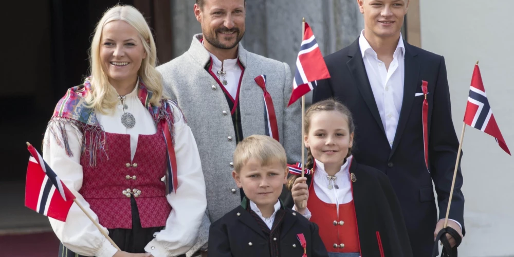 Norvēģijas kroņprincese nonākusi pasaules mēroga skandāla epicentrā; viņas vecākais dēls arestēts - Jauns.lv