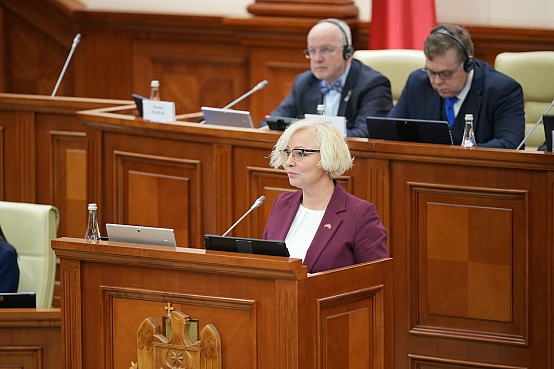 Saeimas priekšsēdētāja Daiga Mieriņa uzrunā Moldovas parlamenta deputātus