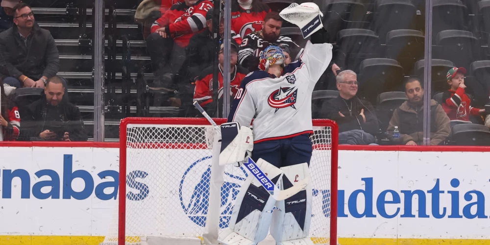 Merzļikins pirmo reizi sezonā paliek nepārspēts NHL mačā - Jauns.lv