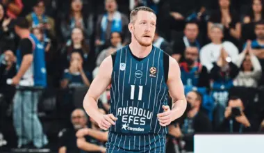 Rolands Šmits traumas dēļ nepabeidz spēli, "Anadolu Efes" pārtrauc ieilgušo zaudējumu sēriju - Jauns.lv