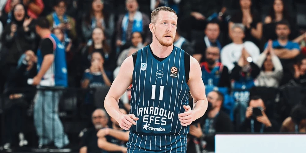 Rolands Šmits traumas dēļ nepabeidz spēli, "Anadolu Efes" pārtrauc ieilgušo zaudējumu sēriju - Jauns.lv