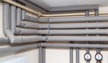 Apsaimniekotājs brīdina par nopietnām sekām aizsalušu cauruļu gadījumos. Ko darīt, lai caurules neaizsaltu?