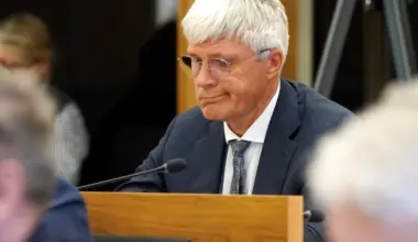 Bartaševičs arī domes sēdē atsakās skaidrot, kāpēc neatkāpjas no mēra amata