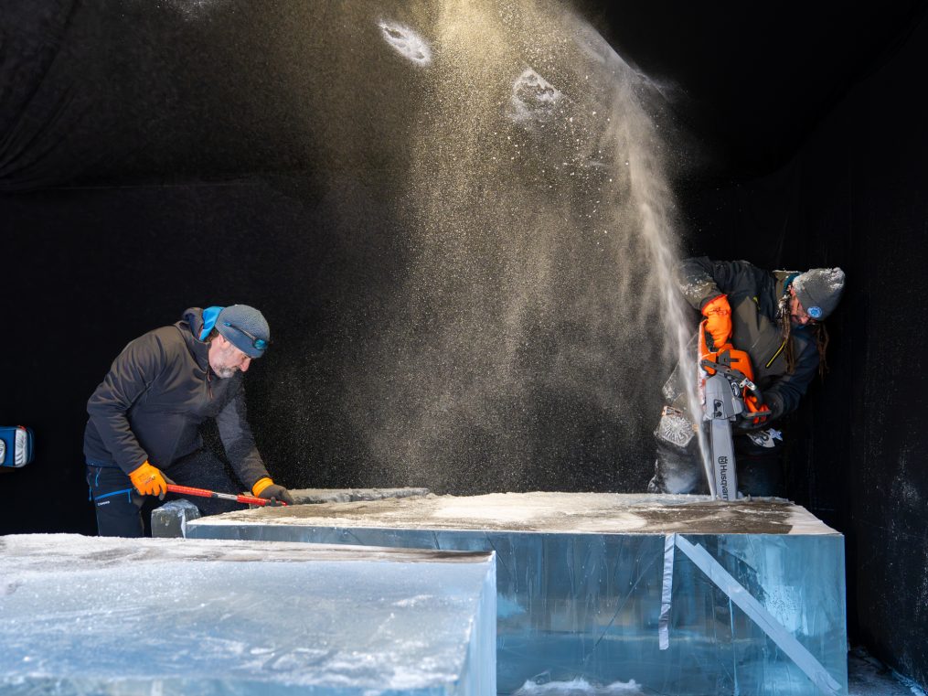 Jelgavā ledus pārtop ilūzijās – mākslinieki no 12 valstīm sāk veidot ledus skulptūras