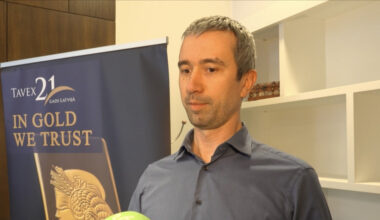 Kāpēc pasaulē pēkšņi visi pērk zeltu? Situāciju skaidro ekonomisti