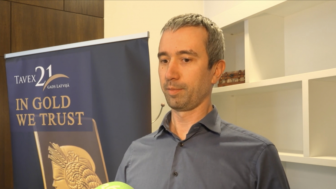 Kāpēc pasaulē pēkšņi visi pērk zeltu? Situāciju skaidro ekonomisti