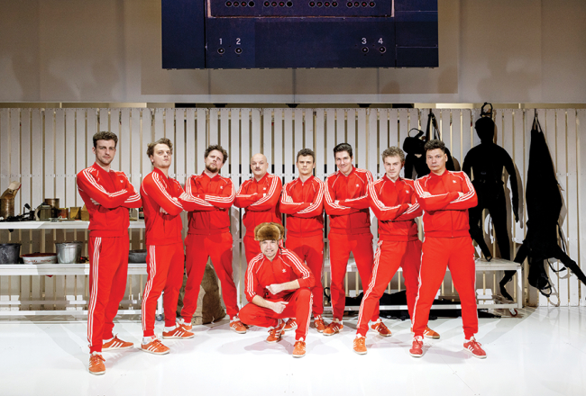 No kreisās: Kārlis Artejevs, Kārlis Ērglis, Sandis Pēcis, Kaspars Kārkliņš, Artūrs Irbe, Hugo Puriņš, Valts Skuja, Armands Kaušelis. Priekšplānā Mārtiņš Kalita, kas spēlē Rolandu Upatnieku.