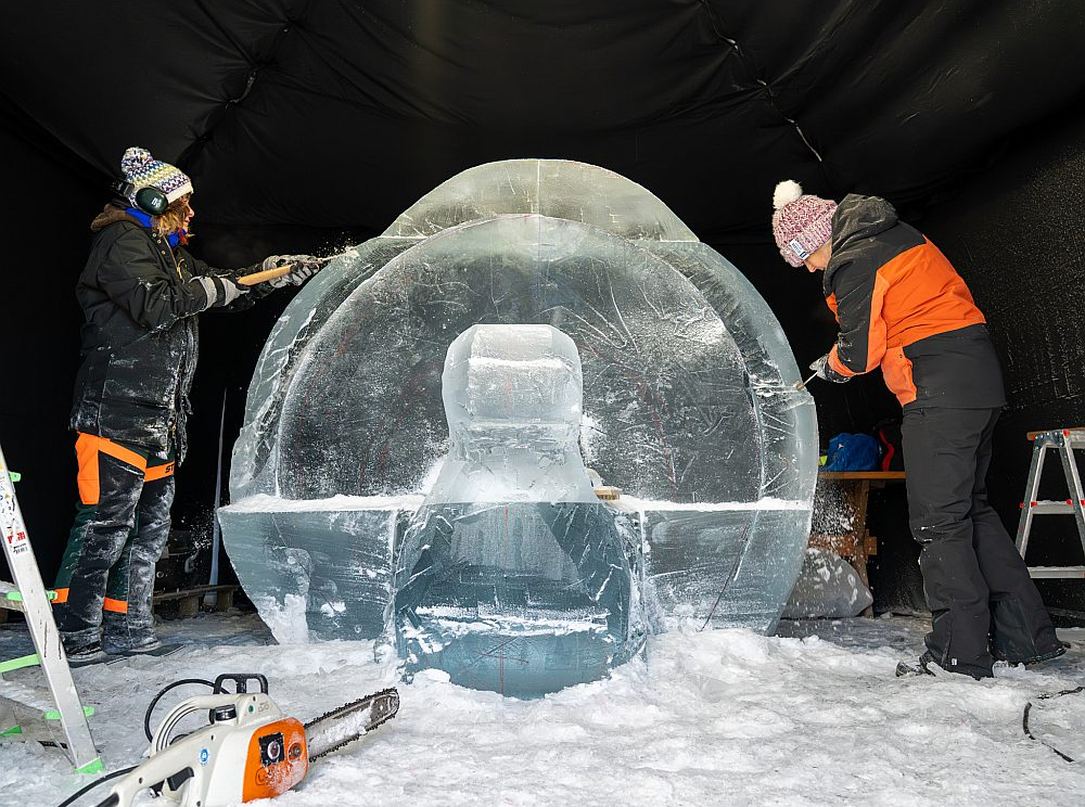 Jelgavā top ledus skulptūras
