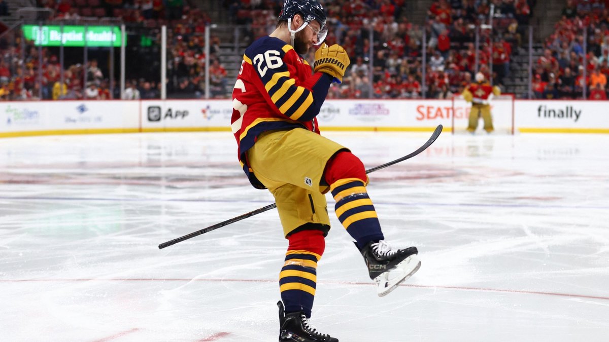 Balinskis diriģē "Panthers" vairākumu – uzvarā izceļas ar vārtiem un rezultatīvu piespēli - Delfi