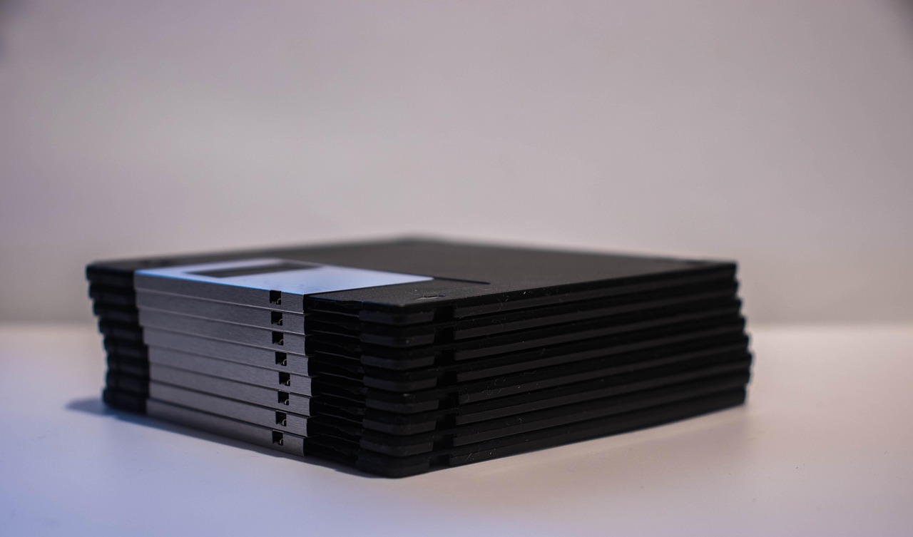 Kas zināms par Epstīna vizīti Latvijā un premjera ielūgumu