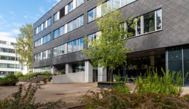 ļaudis šokā par algām Latvijas augstskolu vadībām