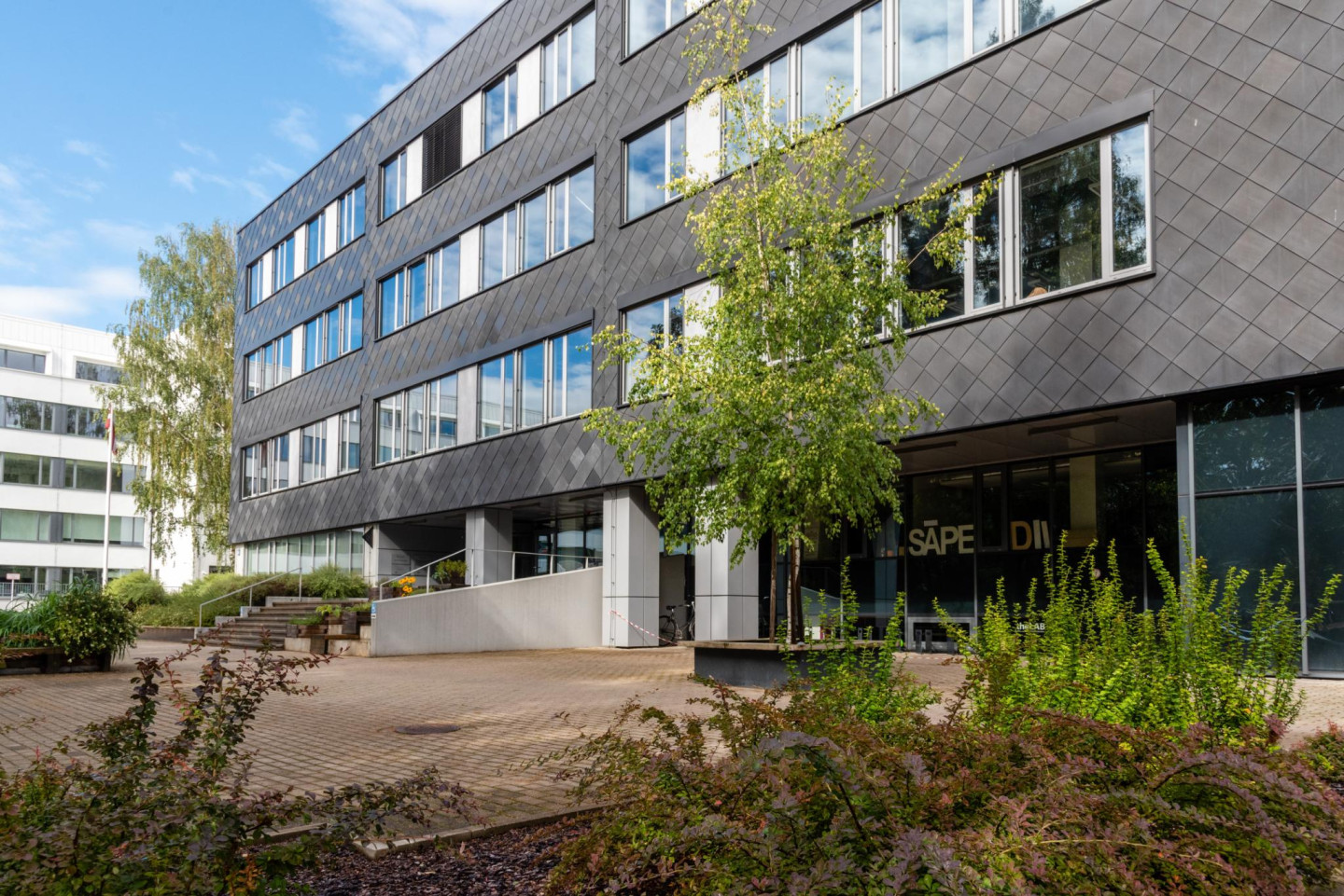 ļaudis šokā par algām Latvijas augstskolu vadībām