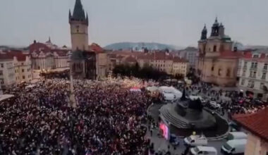 Gandrīz 100 000 cilvēku Prāgā atbalsta prezidentu Pavelu