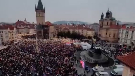 Gandrīz 100 000 cilvēku Prāgā atbalsta prezidentu Pavelu