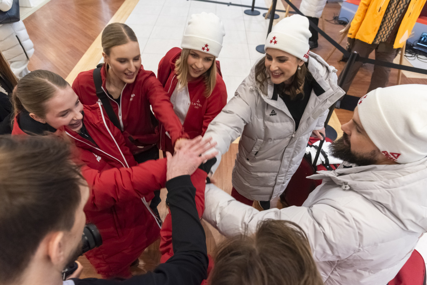 FOTO. Prezentēti Komanda Latvija olimpiskie tērpi