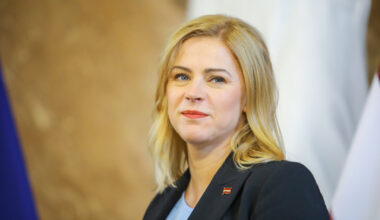 VIDEO. "Lūdzu nomainiet Siliņai padomniekus!" Tauta šūmējas par premjeres izteikumiem - NRA