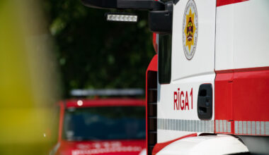 Vidusskolā Rīgā izceļas ugunsgrēks - nra.lv