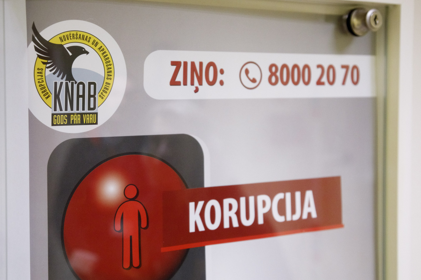 KNAB izmeklē iespējamu nepamatotu priekšrocību piešķiršanu piecos slimnīcu iepirkumos