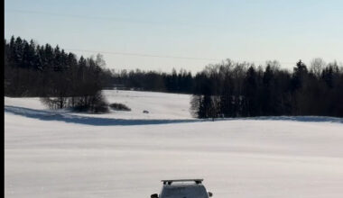 Sadales tīkla darbinieki Latgalē cīnās ar sniega kupenām