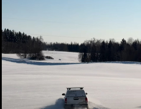 Sadales tīkla darbinieki Latgalē cīnās ar sniega kupenām