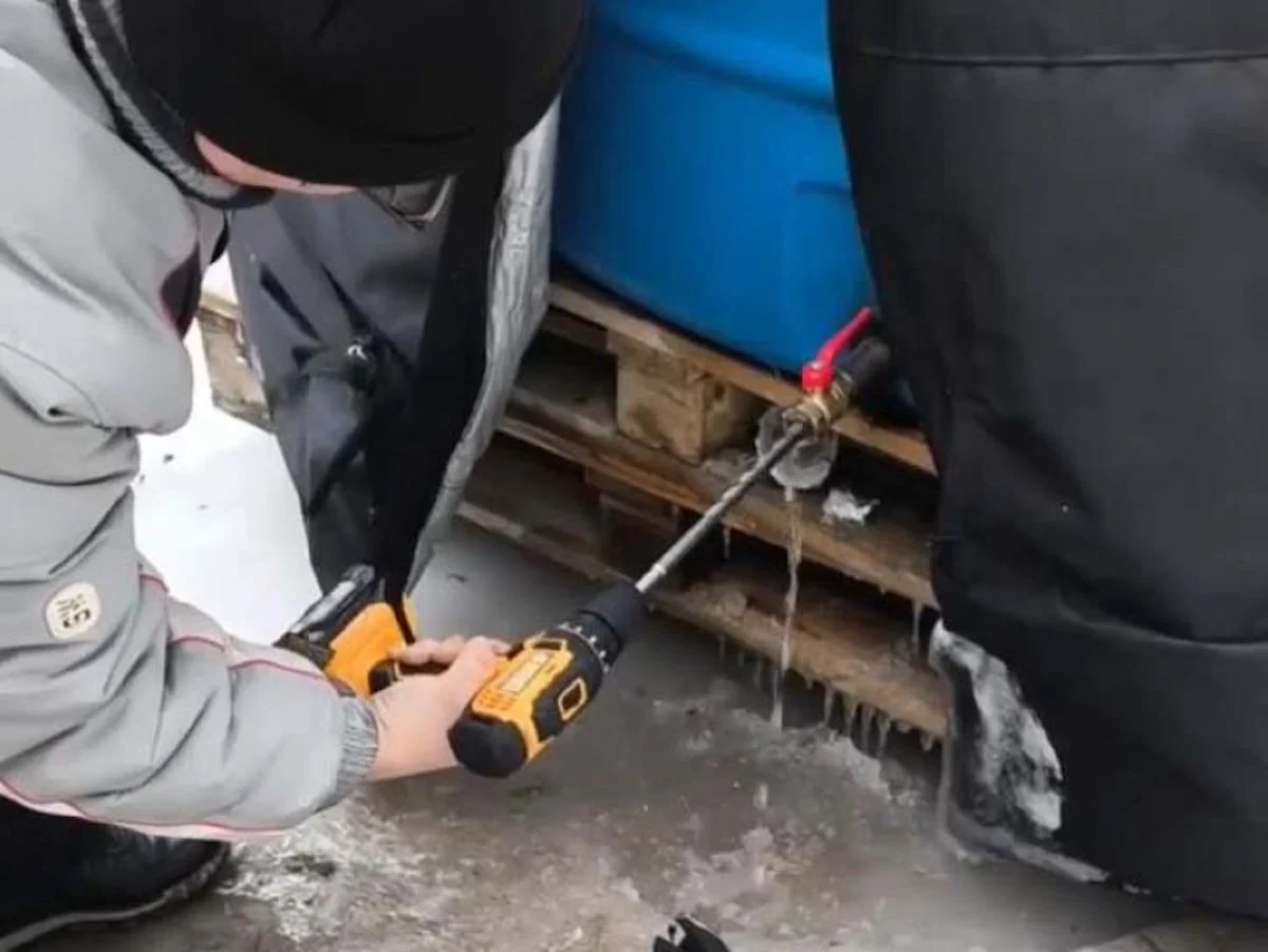 VIDEO. Doņeckā turpinās humanitārā katastrofa: Mēnešiem ilgi nav ūdens, atvestās mucas sasalst, cilvēki cieš