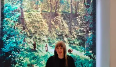 Agates Tūnas jaunākajā izstādē "Familiar / Līdzbūtne" skatāmi fotomateriāla "fiziskie" defekti