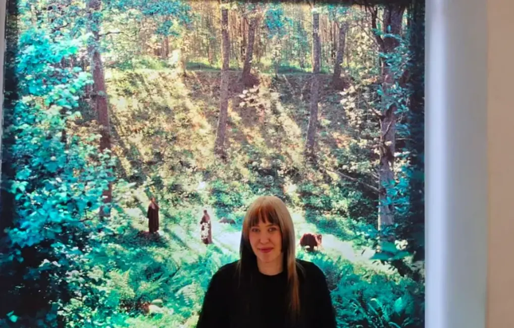 Agates Tūnas jaunākajā izstādē "Familiar / Līdzbūtne" skatāmi fotomateriāla "fiziskie" defekti