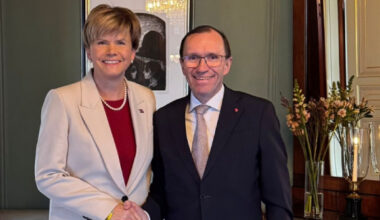 Baiba Braže, tiekoties ar Norvēģijas ārlietu ministru Espenu Bartu Eidi: mūsu valstīm ir izcila divpusējā un reģionālā sadarbība. Kopā turpināsim stiprināt reģiona drošību, atbalstīt Ukrainu un ierobežot Krieviju