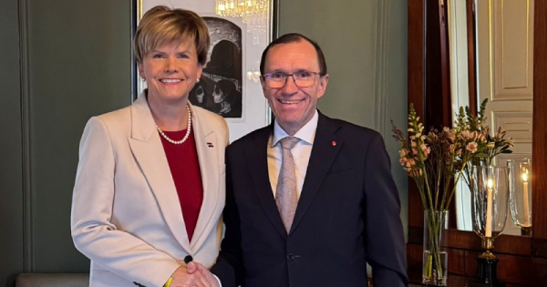 Baiba Braže, tiekoties ar Norvēģijas ārlietu ministru Espenu Bartu Eidi: mūsu valstīm ir izcila divpusējā un reģionālā sadarbība. Kopā turpināsim stiprināt reģiona drošību, atbalstīt Ukrainu un ierobežot Krieviju