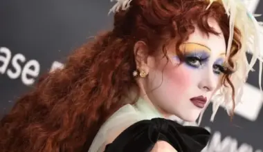 Chapela Roana nerea kritikai par drosmīgo tērpu "Grammy" ceremonijā, nodēvējot to par "jautru un dīvainu"