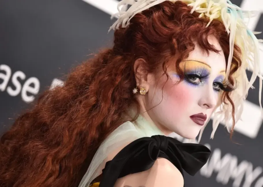 Chapela Roana nerea kritikai par drosmīgo tērpu "Grammy" ceremonijā, nodēvējot to par "jautru un dīvainu"