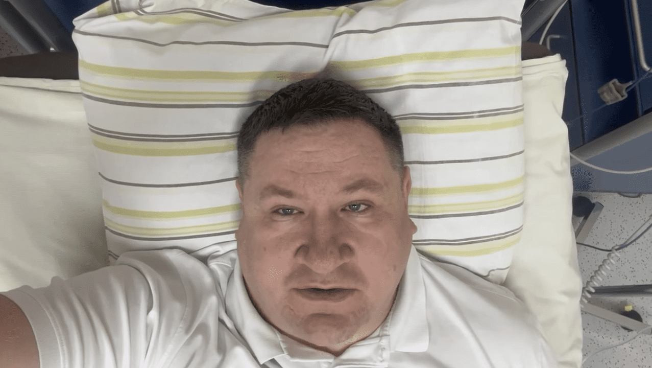 VIDEO. Helmanis no slimnīcas gultas ieraksta video un paziņo par atkāpšanos no domes vadītāja amata