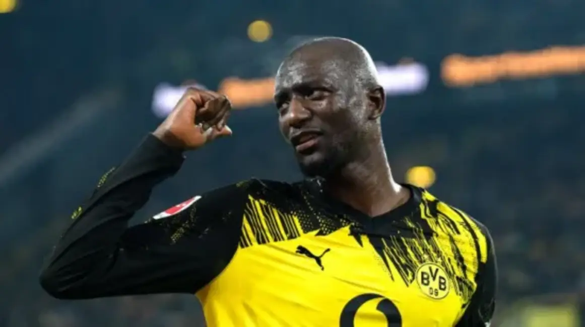 Girasi ātrajās 82 sekundēs izšķir spēli par labu Dortmundei; Štutgarte izcīna uzvaru