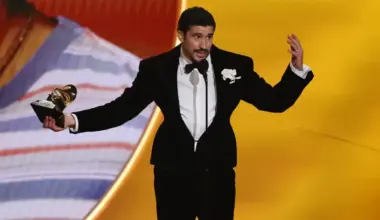 Grammy balvu "Gada albums" saņem Bad Bunny, radot vēsturi ar spāņu valodas ierakstu