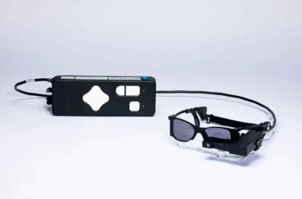 Jauns acu implants un viedās brilles atjauno redzi cilvēkiem ar makulas deģenerāciju