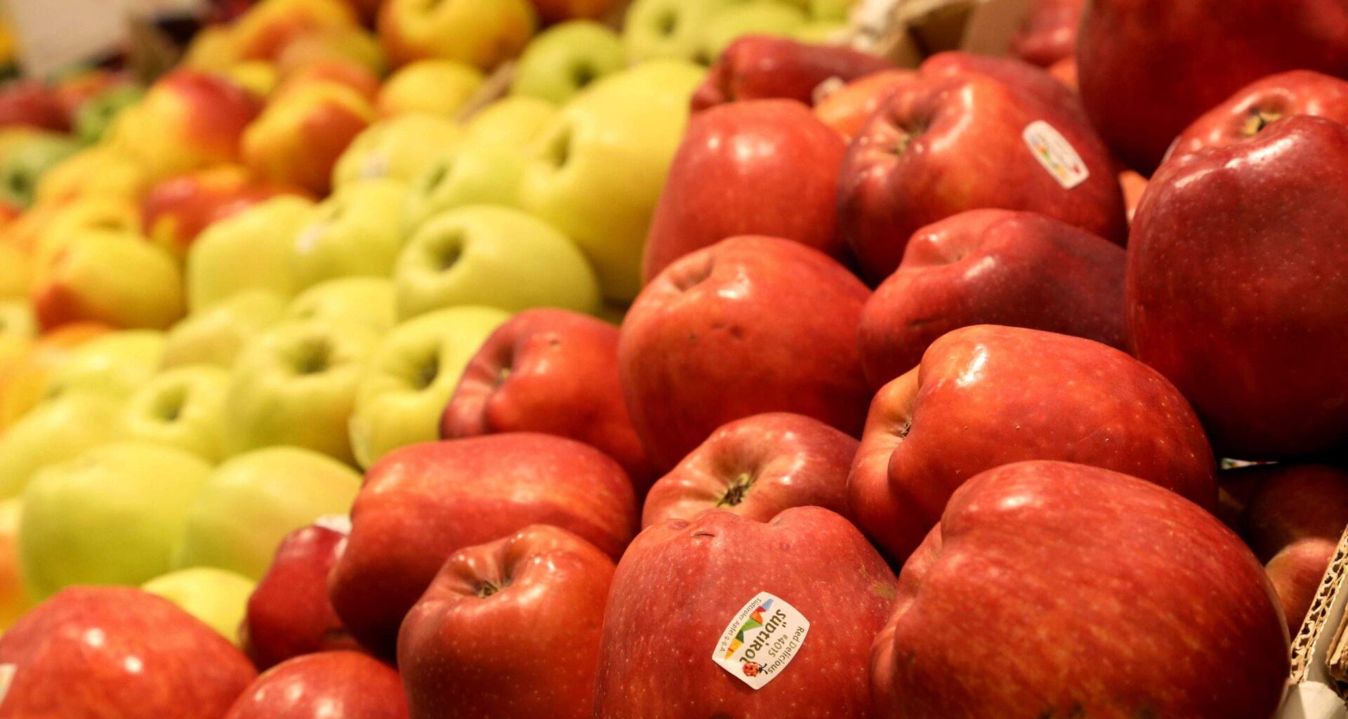 Pat septiņu dažādu ķīmisku vielu pēdas! Eksperti ceļ trauksmi par Eiropā nopērkamiem āboliem