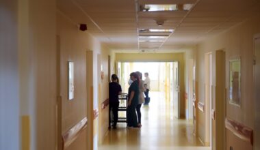 “Rindas pie ārstiem mākslīgi pagarina ar “mirušām dvēselēm”, lai mēs tikai maksātu?” Kārlis dusmīgs par pierakstu kārtību Latvijā