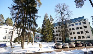 Valdes priekšsēdētāja tālrunis ir izslēgts… KNAB veic kratīšanas Ogres un Liepājas slimnīcās