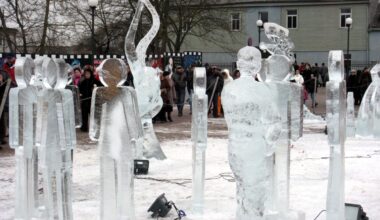 Jelgavā mākslinieki no 12 valstīm sāk darbu pie ledus skulptūru veidošanas -